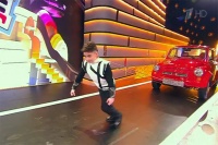 9-летний Арсен Манучарян сорвал овации зрителей, вытянув шеей автомобиль 