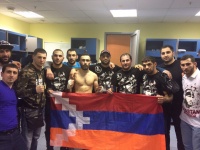 Вартан Асатрян победил азербайджанского бойца и продемонстрировал флаг Арцаха